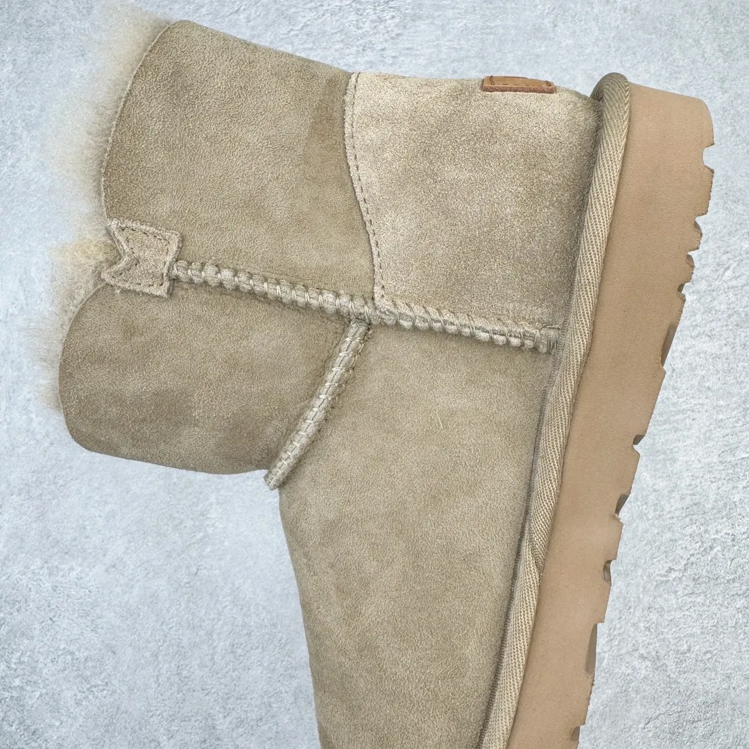 Pick up locally💰520 UGG 6422 Classic wooden buckle autumn and winter sheep fur integrated snow boots. All shoes are made from the same factory as ZP. Longfeng A-grade Australian imported sheep fur integrated women's boots. Brand OEM production line. Fully follow the ZP process. OEM original pattern maker. Adhering to the principle of no original shoes and no development selection. Pay attention to every detail. The most authentic version on the market. TREADLITE "Light Wing" technology outsole. Lightweight/durable/flexible/pile size: 35 36 37 38 39 40 Coding: by2936090